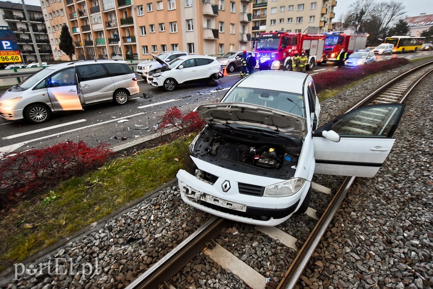 Utrudnienia na 12 Lutego po zderzeniu trzech aut zdjęcie nr 234571