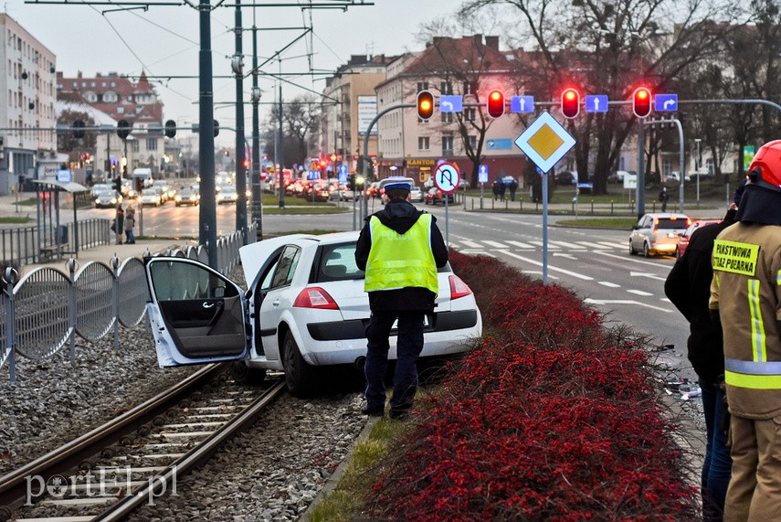 Utrudnienia na 12 Lutego po zderzeniu trzech aut zdjęcie nr 234582