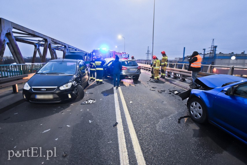 Most Unii Europejskiej zablokowany, zderzyły się tam trzy auta zdjęcie nr 234597