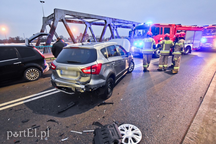 Most Unii Europejskiej zablokowany, zderzyły się tam trzy auta zdjęcie nr 234600