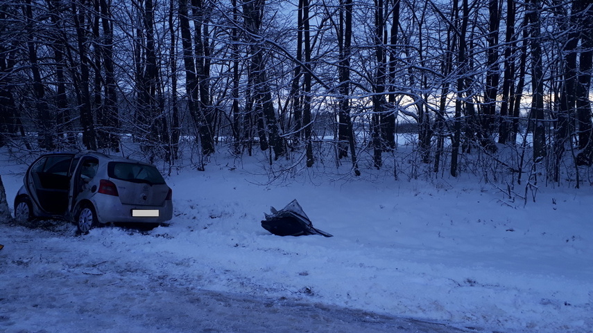 Toyotą uderzył w drzewo zdjęcie nr 234687