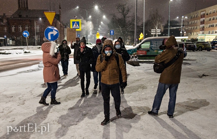 „Nie przyjmuję mandatu”. Zimowy spacer Elbląskiego Strajku Kobiet zdjęcie nr 234718