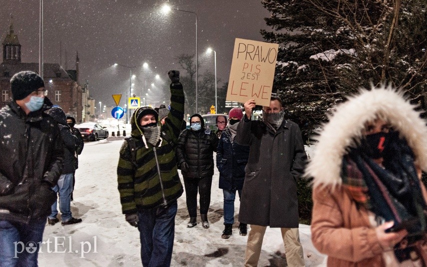 „Nie przyjmuję mandatu”. Zimowy spacer Elbląskiego Strajku Kobiet zdjęcie nr 234720