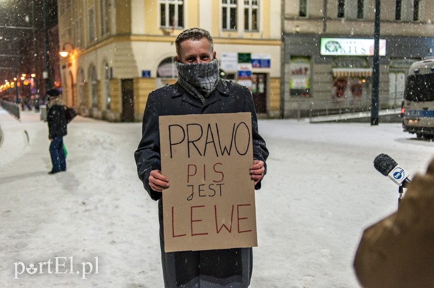 „Nie przyjmuję mandatu”. Zimowy spacer Elbląskiego Strajku Kobiet zdjęcie nr 234713