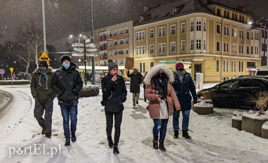 „Nie przyjmuję mandatu”. Zimowy spacer Elbląskiego Strajku Kobiet zdjęcie nr 234717