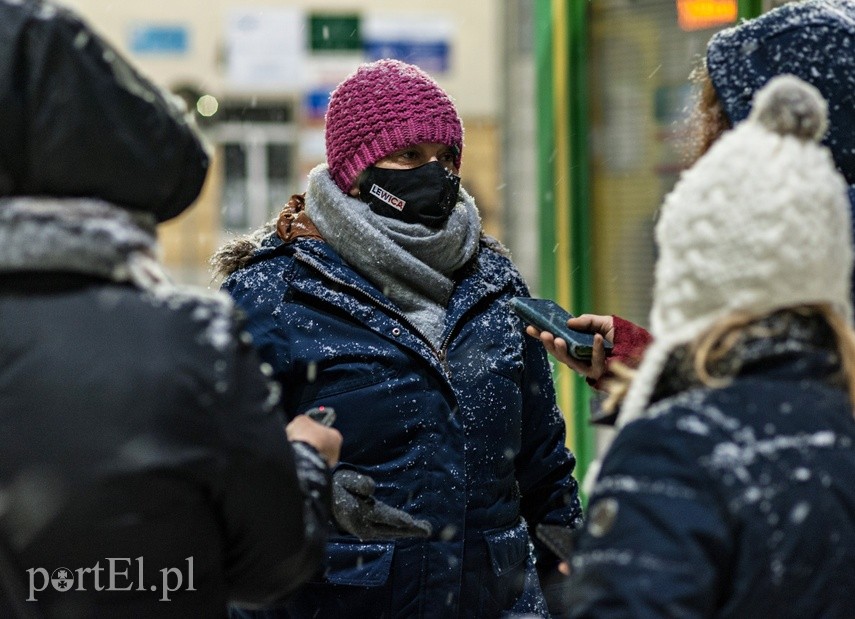 „Nie przyjmuję mandatu”. Zimowy spacer Elbląskiego Strajku Kobiet zdjęcie nr 234712