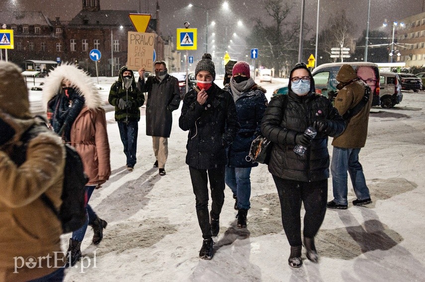 „Nie przyjmuję mandatu”. Zimowy spacer Elbląskiego Strajku Kobiet zdjęcie nr 234719
