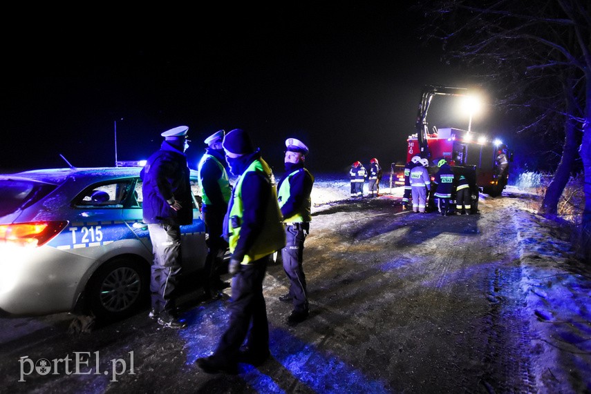 Vw polo dachował do rowu z wodą, trzy osoby w szpitalu zdjęcie nr 234722