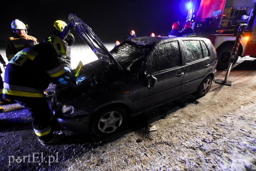 Vw polo dachował do rowu z wodą, trzy osoby w szpitalu zdjęcie nr 234725