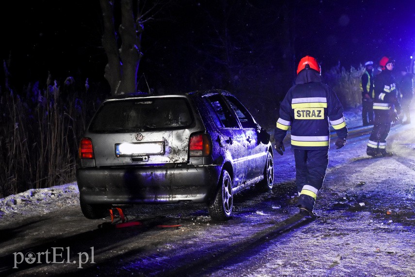 Vw polo dachował do rowu z wodą, trzy osoby w szpitalu zdjęcie nr 234733