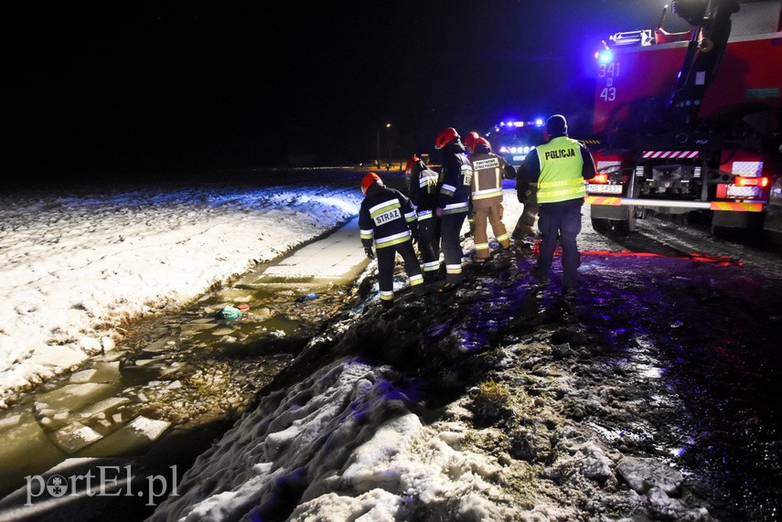 Vw polo dachował do rowu z wodą, trzy osoby w szpitalu zdjęcie nr 234723