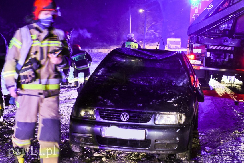 Vw polo dachował do rowu z wodą, trzy osoby w szpitalu zdjęcie nr 234731