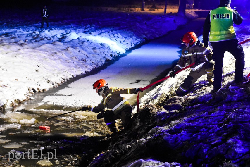 Vw polo dachował do rowu z wodą, trzy osoby w szpitalu zdjęcie nr 234728