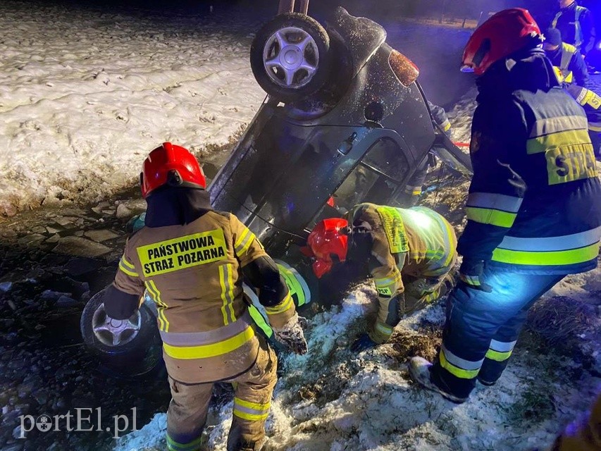 Vw polo dachował do rowu z wodą, trzy osoby w szpitalu zdjęcie nr 234737