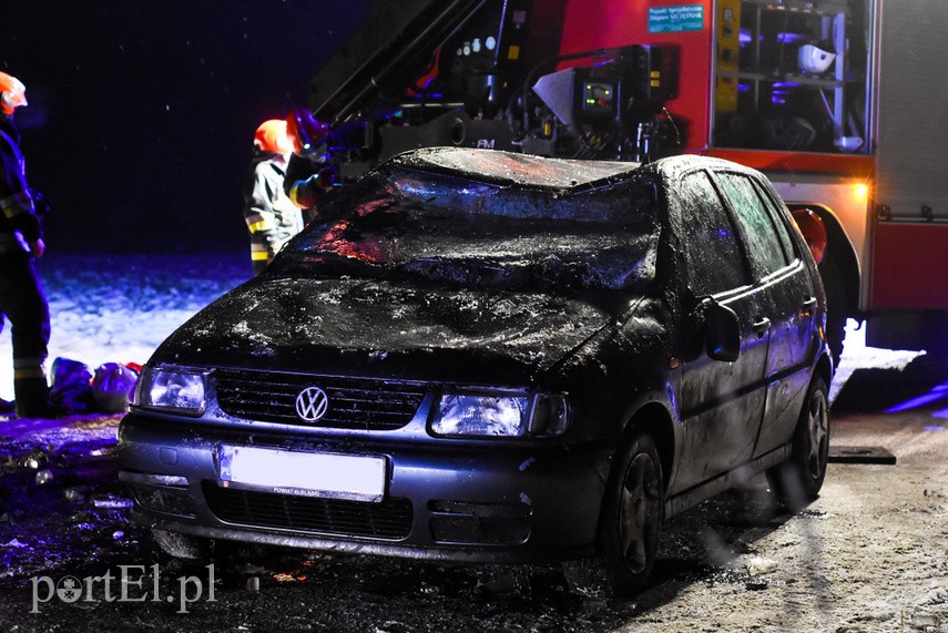 Vw polo dachował do rowu z wodą, trzy osoby w szpitalu zdjęcie nr 234730