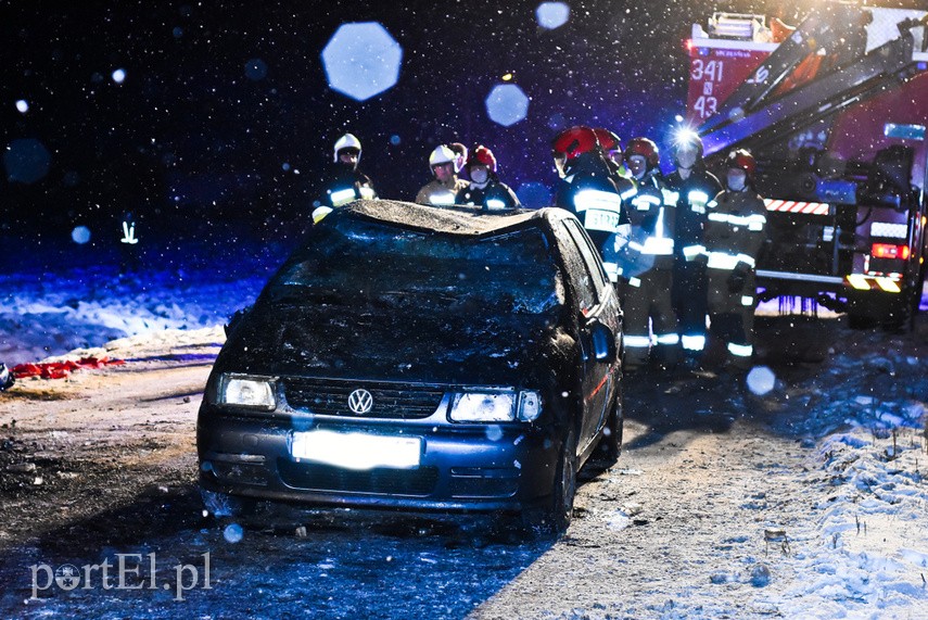 Vw polo dachował do rowu z wodą, trzy osoby w szpitalu zdjęcie nr 234735