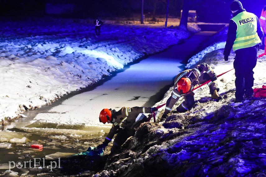 Vw polo dachował do rowu z wodą, trzy osoby w szpitalu zdjęcie nr 234727