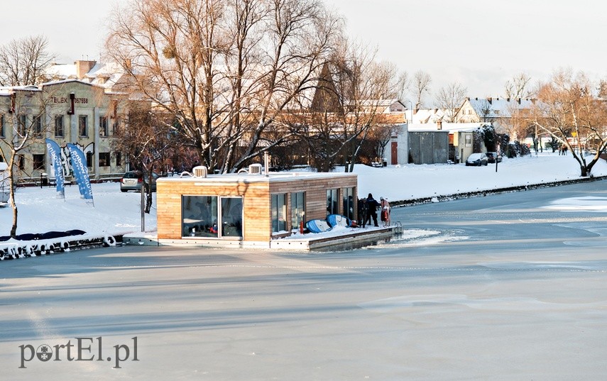 Pływali w lodowatej rzece zdjęcie nr 234778