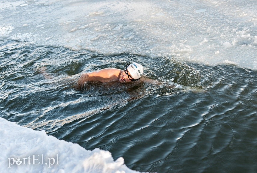 Pływali w lodowatej rzece zdjęcie nr 234759