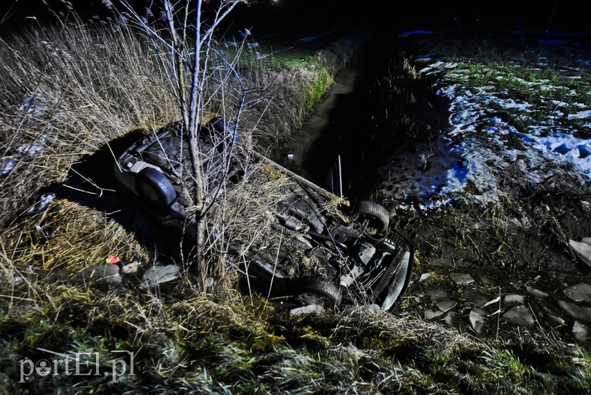 Wyprzedzał pijany i bez pasów, wylądował w rowie na dachu zdjęcie nr 234936