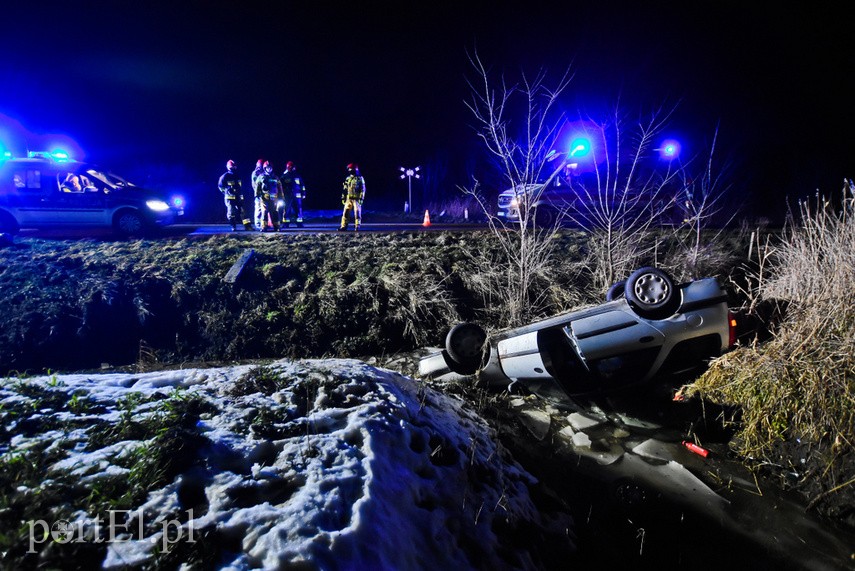 Wyprzedzał pijany i bez pasów, wylądował w rowie na dachu zdjęcie nr 234934