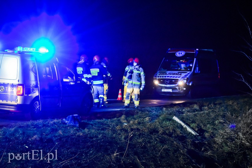 Wyprzedzał pijany i bez pasów, wylądował w rowie na dachu zdjęcie nr 234930