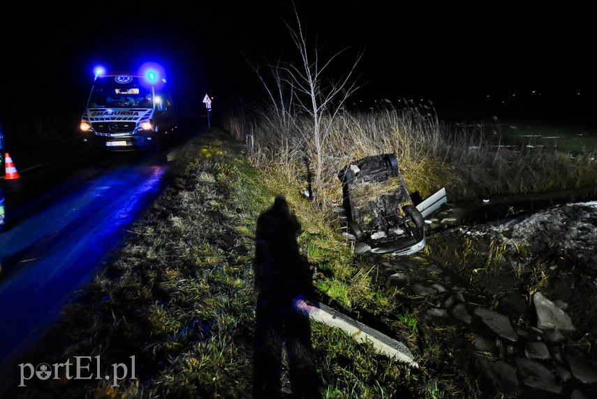 Wyprzedzał pijany i bez pasów, wylądował w rowie na dachu zdjęcie nr 234935