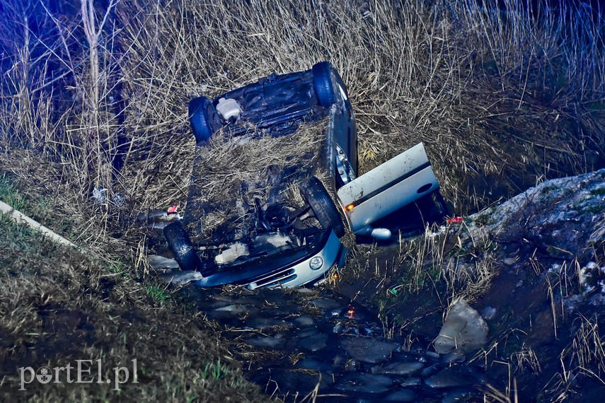 Wyprzedzał pijany i bez pasów, wylądował w rowie na dachu zdjęcie nr 234929