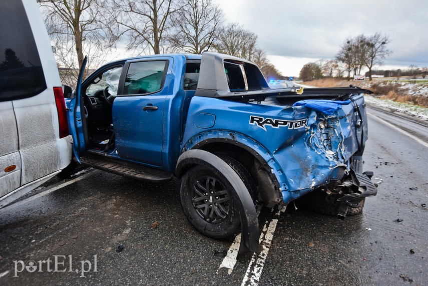 W Komorowie Żuławskim zderzyły się SUV, pickup i bus zdjęcie nr 235190