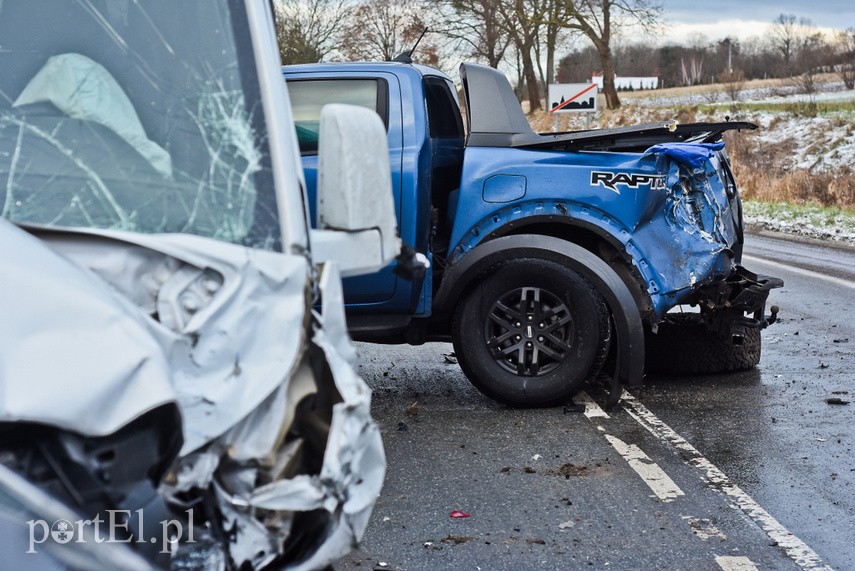 W Komorowie Żuławskim zderzyły się SUV, pickup i bus zdjęcie nr 235201