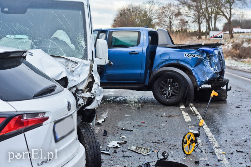 W Komorowie Żuławskim zderzyły się SUV, pickup i bus zdjęcie nr 235199