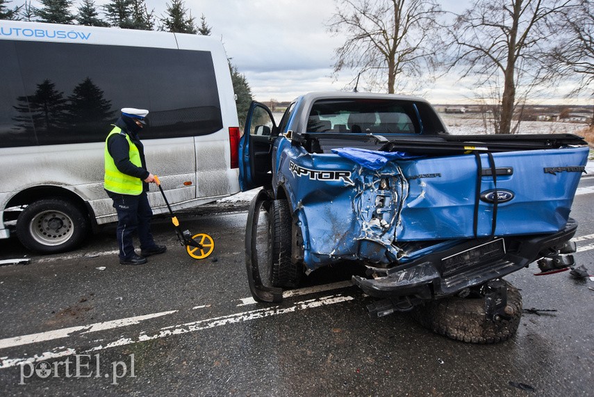 W Komorowie Żuławskim zderzyły się SUV, pickup i bus zdjęcie nr 235192