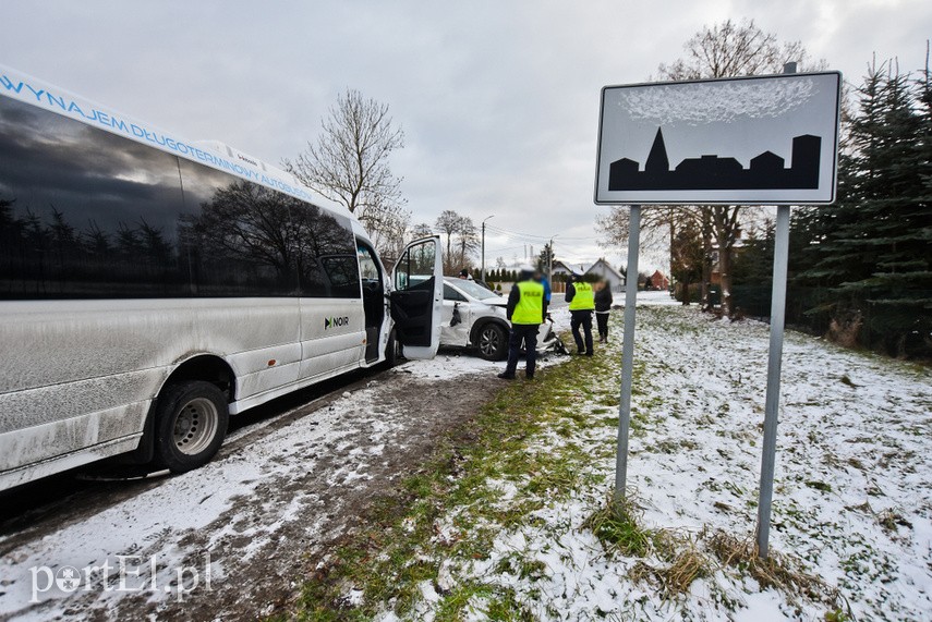 W Komorowie Żuławskim zderzyły się SUV, pickup i bus zdjęcie nr 235197