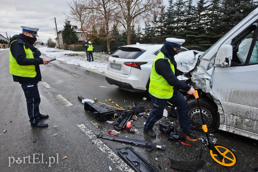 W Komorowie Żuławskim zderzyły się SUV, pickup i bus zdjęcie nr 235191