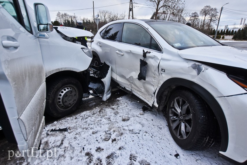 W Komorowie Żuławskim zderzyły się SUV, pickup i bus zdjęcie nr 235195