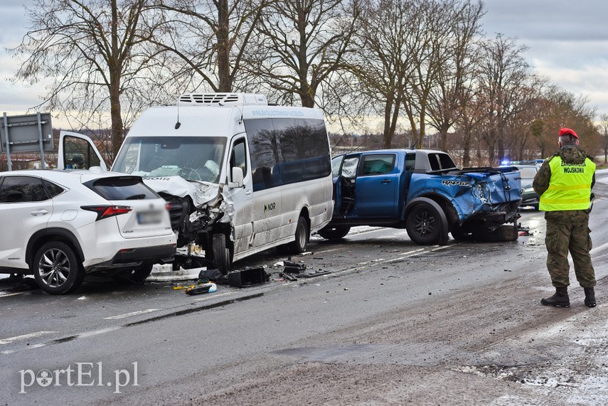 W Komorowie Żuławskim zderzyły się SUV, pickup i bus zdjęcie nr 235189