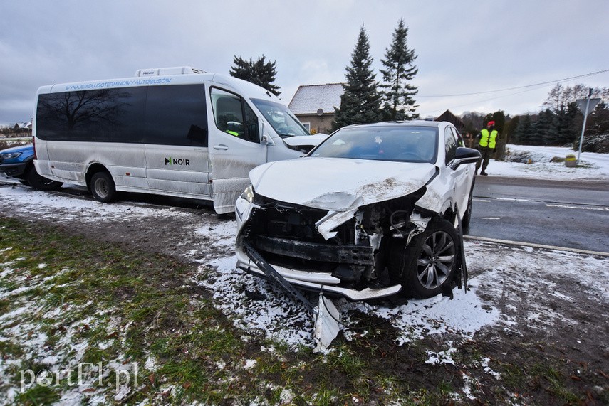 W Komorowie Żuławskim zderzyły się SUV, pickup i bus zdjęcie nr 235194