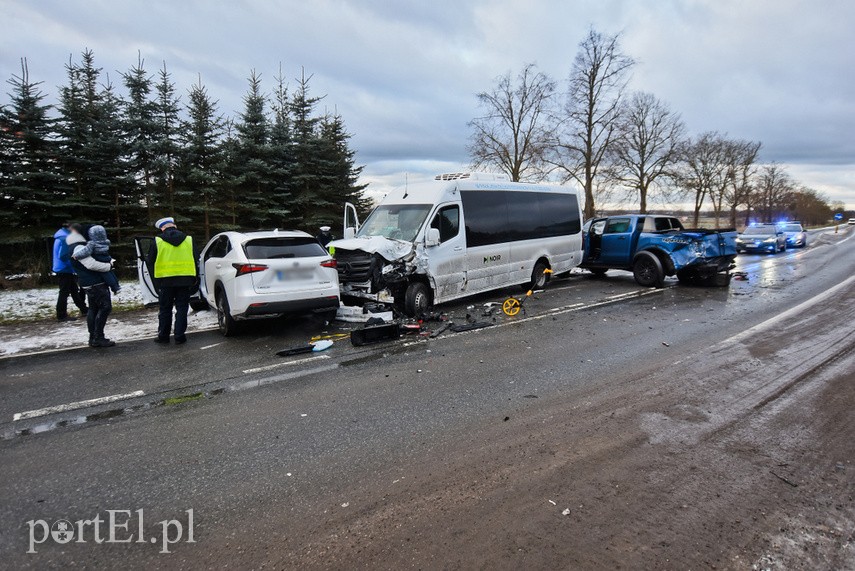 W Komorowie Żuławskim zderzyły się SUV, pickup i bus zdjęcie nr 235202