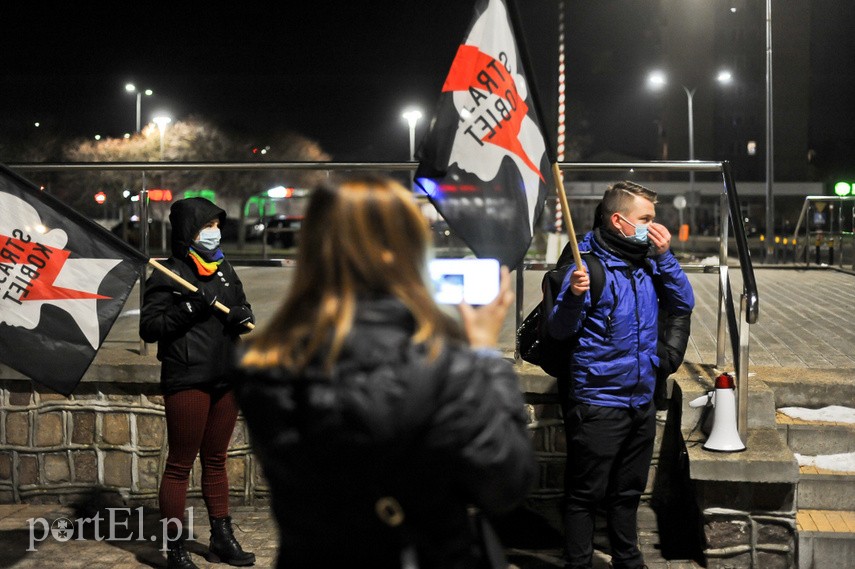 Elblążanie protestowali przeciw delegalizacji aborcji zdjęcie nr 235229