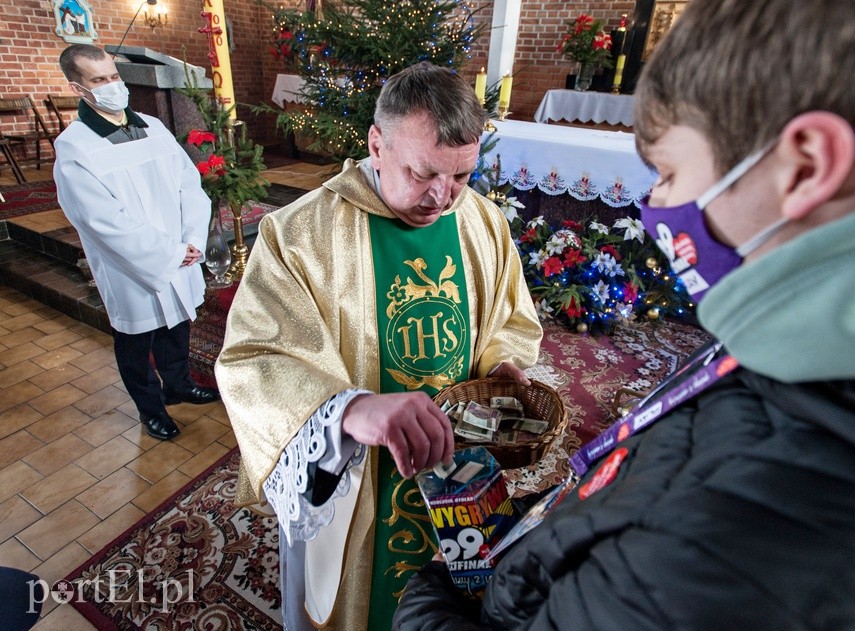 Elbląski duchowny po raz kolejny wsparł WOŚP zdjęcie nr 235533