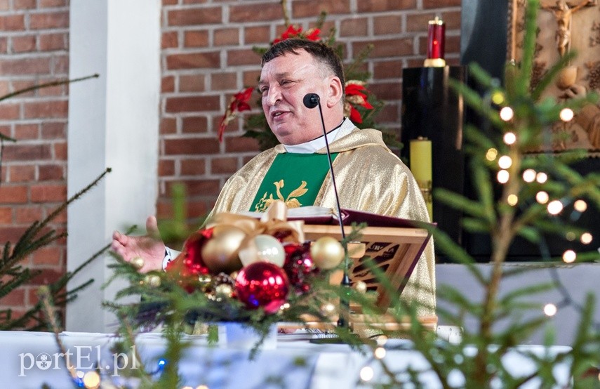 Elbląski duchowny po raz kolejny wsparł WOŚP zdjęcie nr 235528