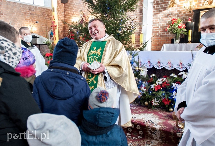 Elbląski duchowny po raz kolejny wsparł WOŚP zdjęcie nr 235529