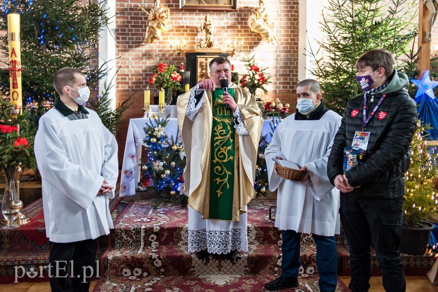 Elbląski duchowny po raz kolejny wsparł WOŚP zdjęcie nr 235538