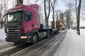 \"Lód, śnieg, ciężarówki wpadają do rowów”