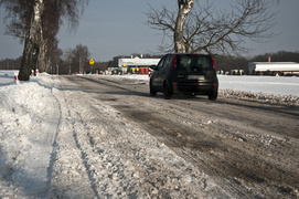 \"Lód, śnieg, ciężarówki wpadają do rowów”