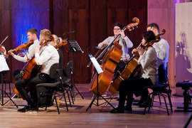 Tańcujące smyczkowanie z EOK