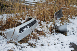 O śmieciach między drogą a rzeką