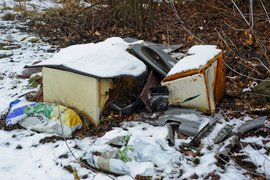 O śmieciach między drogą a rzeką