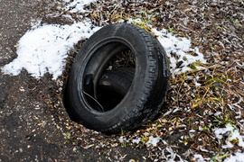 O śmieciach między drogą a rzeką