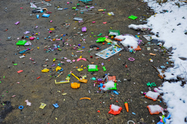 O śmieciach między drogą a rzeką